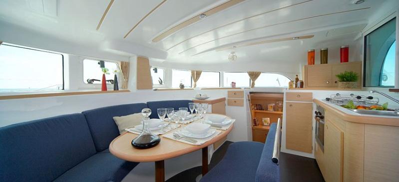 catamarano Lagoon 380