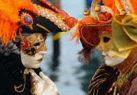 Prendete un viaggio alla follia di carnevale a Venezia in barca!